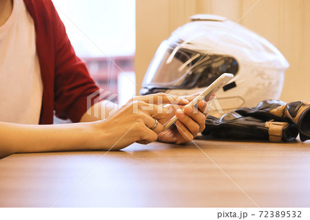 女性ライダー　スマホでツーリング計画をたてる女性 72389532