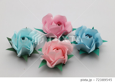 折り紙で作った手作りのバラの花の写真素材