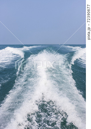 蘇洞門めぐり遊覧船の波しぶき 72390677