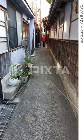 地元民の生活道路 図子 細い道 通り抜け 昔ながらの道 生活の息吹が聞こえる 抜け道 狭い路地 通路の写真素材