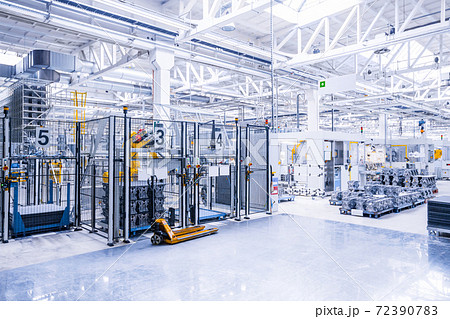 robots in a car factory 72390783