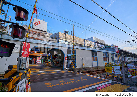 東京都世田谷区の大井町線 等々力駅南口を構内踏切から見る 東京都世田谷区の大井町線 等々力駅南口を構内踏切から見る 72391069
