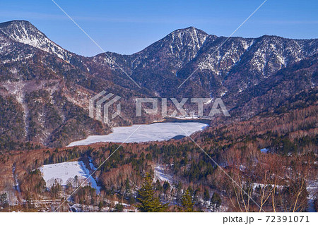 群馬県 冬の丸沼高原日光白根山ロープウェイから北側の眺望(燕巣山,丸沼,四郎岳など) 群馬県 冬の丸沼高原日光白根山ロープウェイから北側の眺望(燕巣山,丸沼,四郎岳など) 72391071