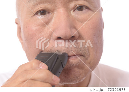電気シェーバーで髭を剃る日本人シニア男性 72391973