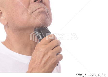 電気シェーバーで髭を剃る日本人シニア男性 72391975