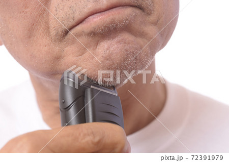 電気シェーバーで髭を剃る日本人シニア男性 72391979