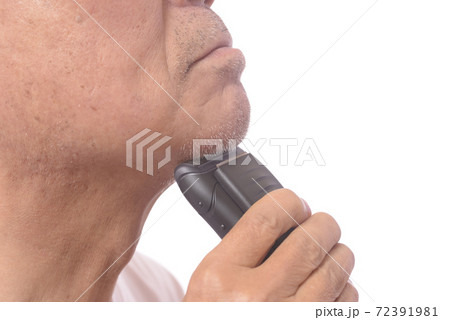 電気シェーバーで髭を剃る日本人シニア男性 電気シェーバーで髭を剃る日本人シニア男性 72391981