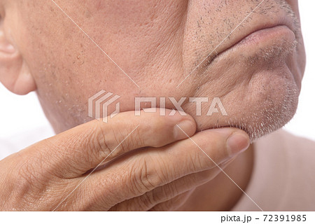 無精ひげの日本人シニア 無精ひげの日本人シニア 72391985