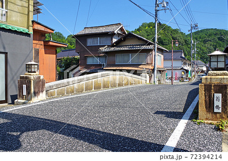翁橋のある上下町の街並みの景色 翁橋のある上下町の街並みの景色 72394214