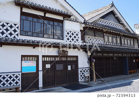 上下町のレトロな商家の景色 72394313