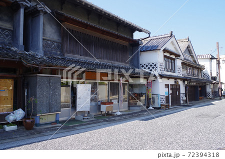 上下町のレトロな商家の家並の景色 上下町のレトロな商家の家並の景色 72394318