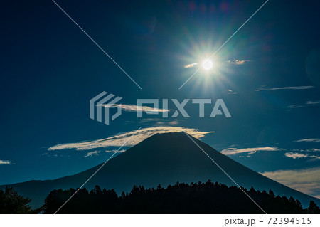 (静岡県)朝霧高原のチカラシバとダイヤモンド富士 (静岡県)朝霧高原のチカラシバとダイヤモンド富士 72394515