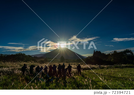 （静岡県）朝霧高原でダイヤモンド富士を撮影するカメラマン達 72394721
