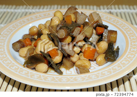 大豆と昆布と根菜の煮物 72394774