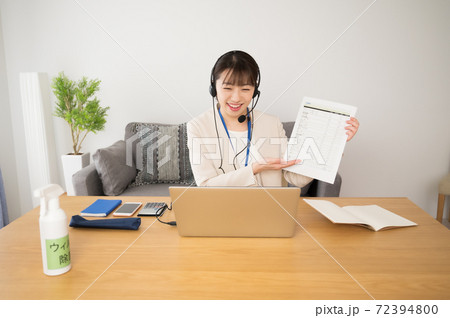 オンライン営業の仕事をする女性 72394800