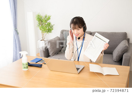 オンライン営業の仕事をする女性 72394871