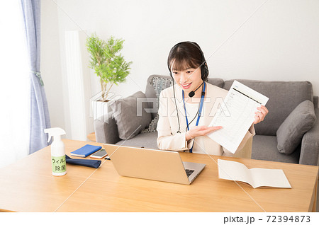 オンライン営業の仕事をする女性 72394873