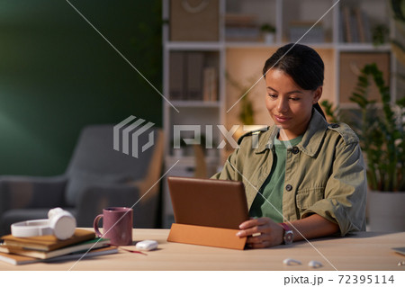 Businesswoman working on tablet pc Businesswoman working on tablet pc 72395114