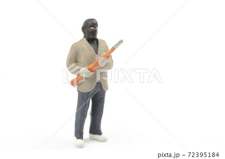 銃を持った男性 72395184