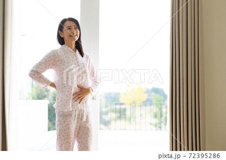 すっきり目覚めるミドル女性 72395286