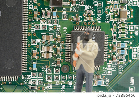 基板と銃を持った男性 基板と銃を持った男性 72395456