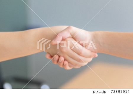 会議室で握手(レンズぼかし) 会議室で握手(レンズぼかし) 72395914