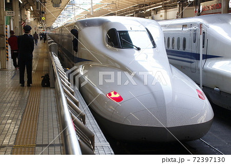 東海道新幹線N700系（東京駅） 72397130