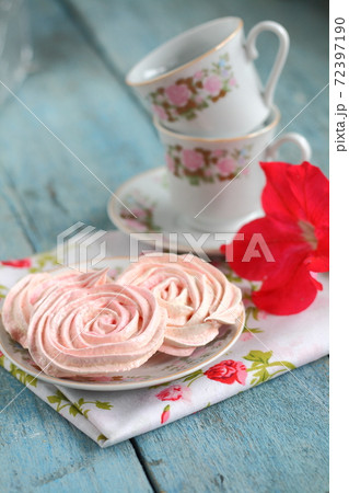 meringues in the form of roses 72397190