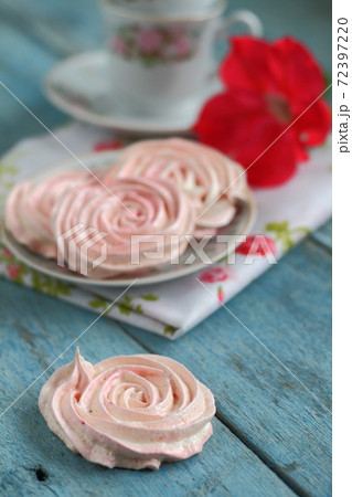 meringues in the form of roses 72397220