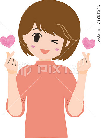 指でハートをつくるショートヘアの可愛い女性のイラスト素材