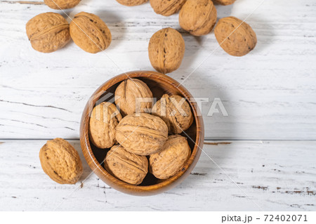 Walnuts kernels on white wooden desk, stock photo 72402071