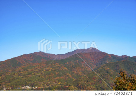 赤城PA下り線からの紅葉した西側の山々 72402871