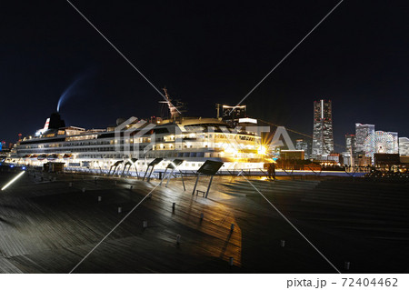横浜/ 大さん橋と客船(夜) 横浜/ 大さん橋と客船(夜) 72404462