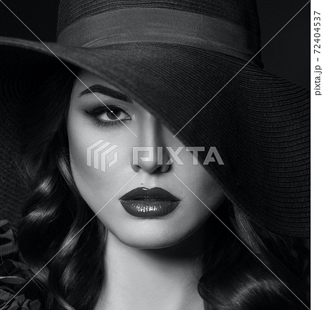Portrait of a beautiful woman. 72404537