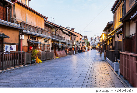 京都　祇園　夜明け前の花見小路 72404637
