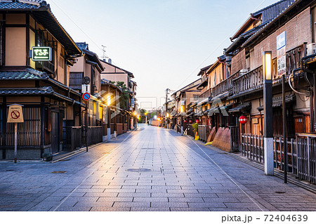 京都　祇園　夜明け前の花見小路 72404639