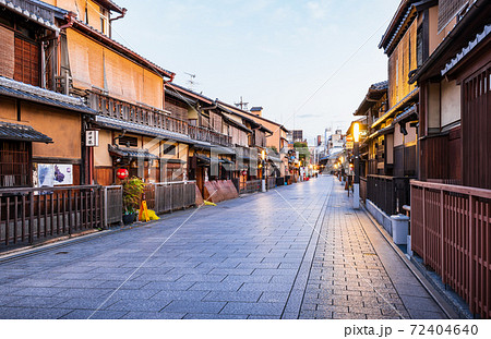 京都　祇園　夜明け前の花見小路 72404640