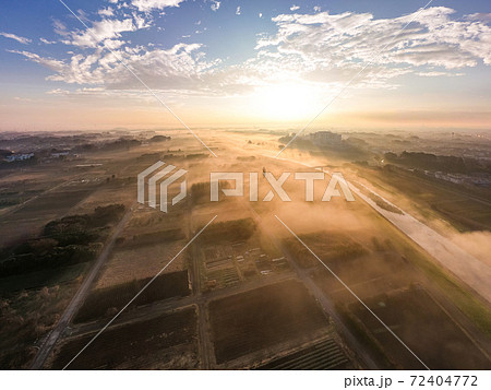 「埼玉県」朝霧に包まれた見沼田んぼが日の出と共にオレンジ色に包まれる 「埼玉県」朝霧に包まれた見沼田んぼが日の出と共にオレンジ色に包まれる 72404772