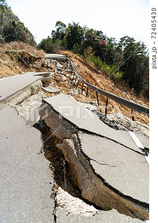 災害-道の崩壊 災害-道の崩壊 72405430