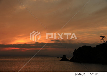 伊豆半島　西伊豆の夕日 72405988