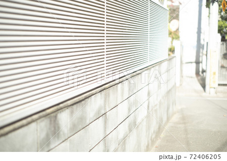 ブロック塀とパネル 72406205