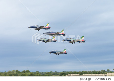 イタリア空軍フレッチェトリコローリ5機編隊離陸 72406339