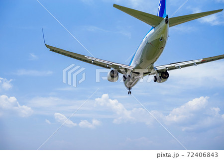 着陸する飛行機 72406843