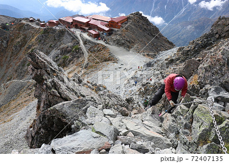 北アルプス　槍ヶ岳山頂への道　穂先の登り　槍ヶ岳山荘を見下ろす 72407135