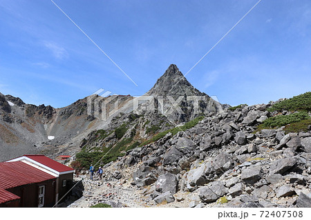 ヒュッテ大槍付近から眺める槍ヶ岳 72407508