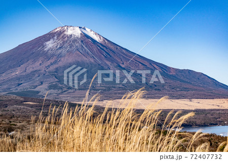 山中湖と富士山を一望できる富士山絶景スポットのパノラマ台 山中湖と富士山を一望できる富士山絶景スポットのパノラマ台 72407732
