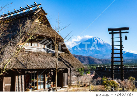 西湖癒しの里根場にある茅葺屋根住居と富士山 西湖癒しの里根場にある茅葺屋根住居と富士山 72407737