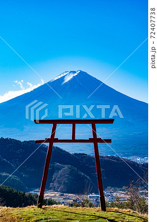 富士山を一望できる河口湖浅間神社にある遙拝所 72407738