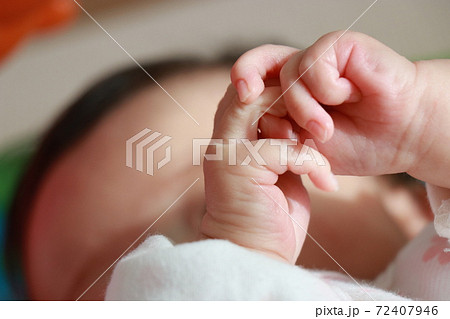 ハンドリガードをはじめた赤ちゃんのイメージ 72407946