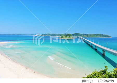 山口県　青空と青い海の角島大橋 72408249